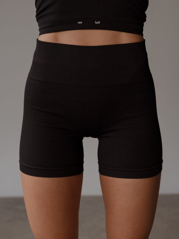 SHAPE SEAMLESS MINI SHORT  - PLUS BLACK