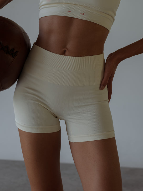MOTION SEAMLESS MINI SHORT  - CREAMY
