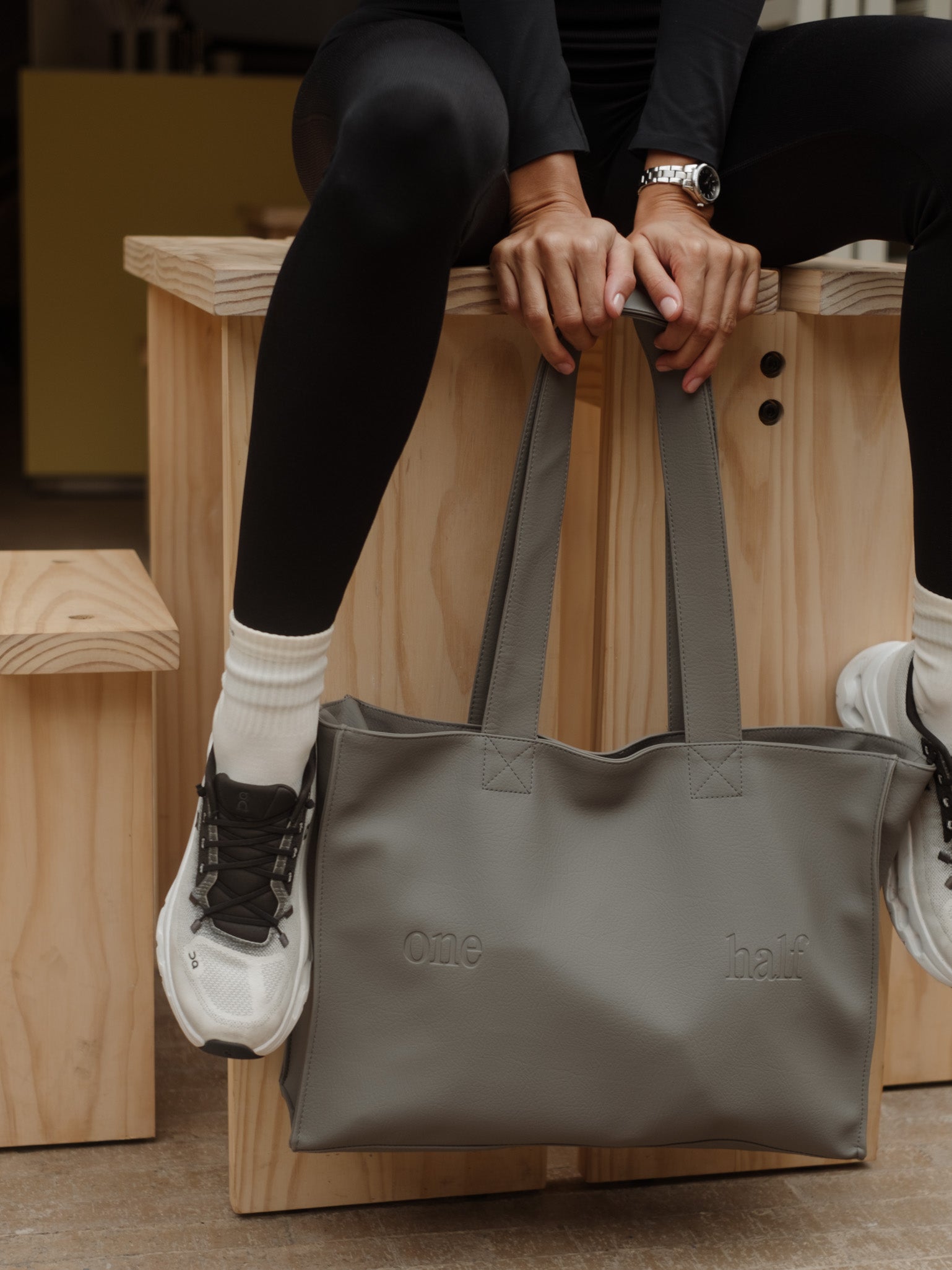 VEGAN LEATHER TOTE BAG - GRAY