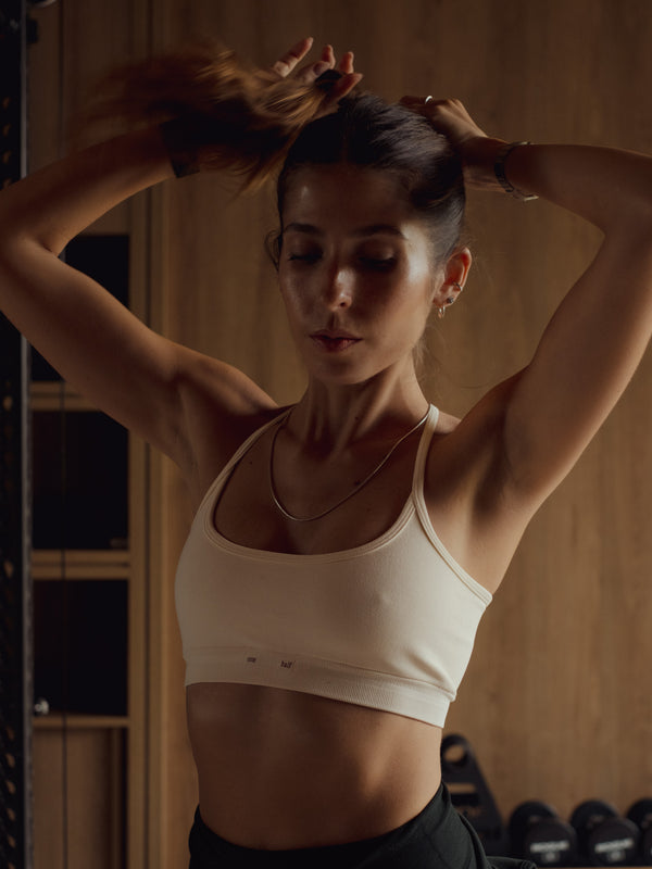 AIRY SEAMLESS CROP TOP - VANILLA