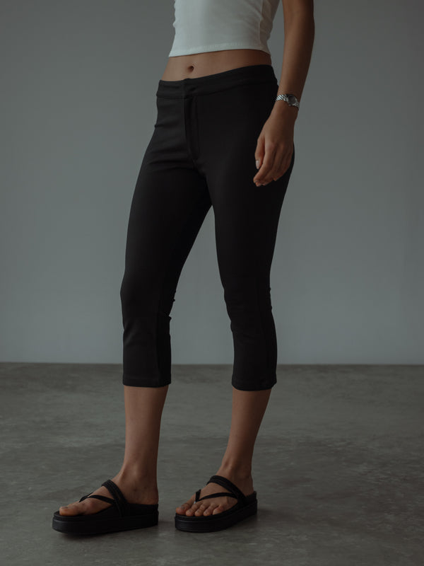 BASIC CAPRI PANT - BLACK