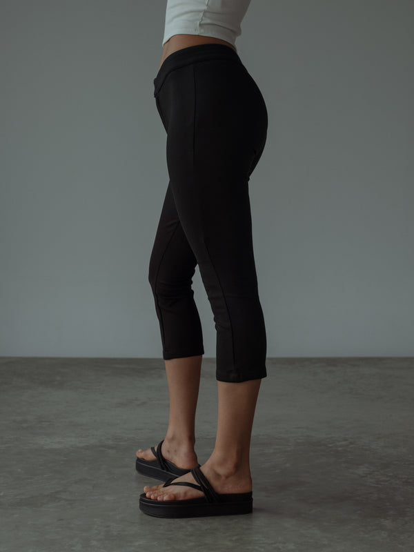 BASIC CAPRI PANT - BLACK