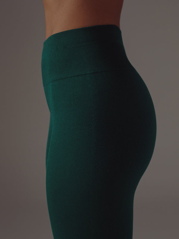 BOLD SEAMLESS CAPRI - PINE GREEN
