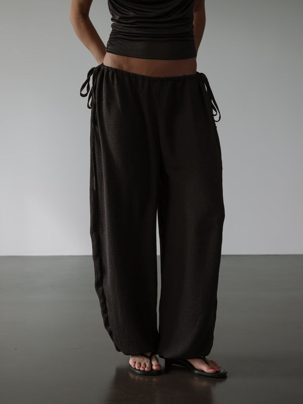 BREEZY SLOUCHY PANTS - BLACK