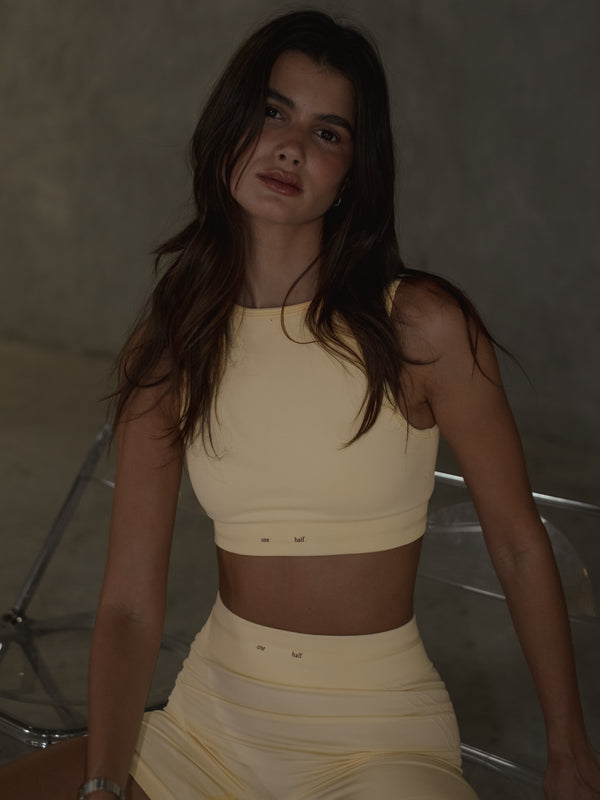 CLEAN LINES SEAMLESS TOP - YELLOW UNDERTONE