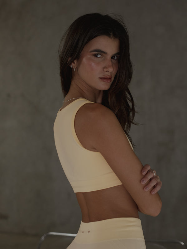 CLEAN LINES SEAMLESS TOP - YELLOW UNDERTONE