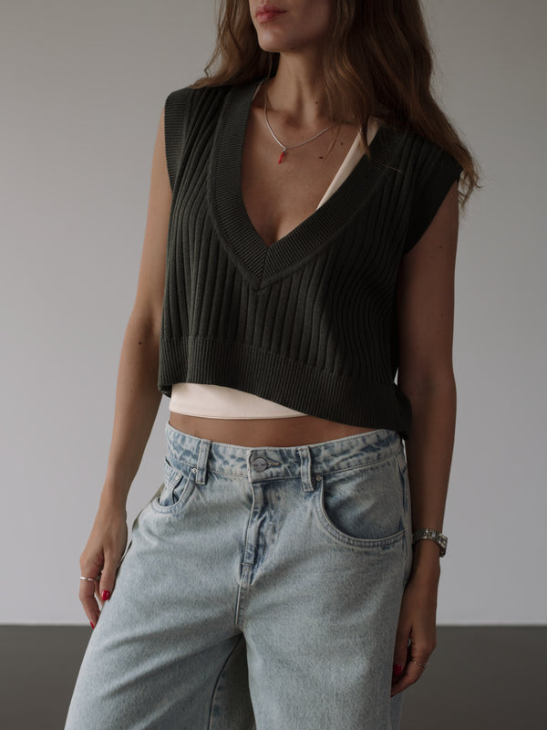 CROP KNIT VEST - WOOD GREEN