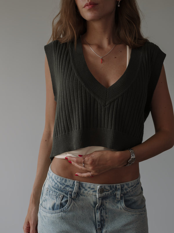 CROP KNIT VEST - WOOD GREEN