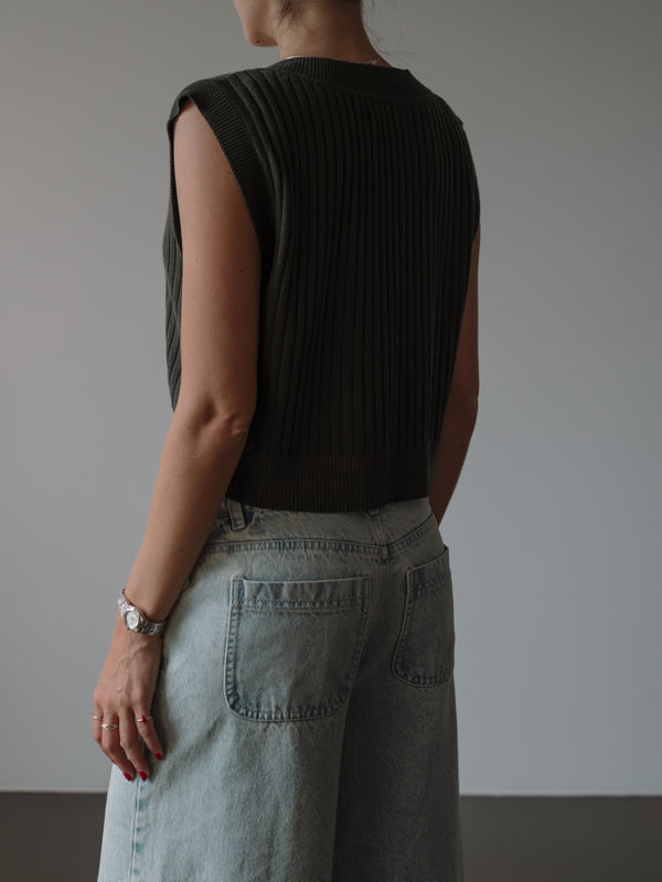CROP KNIT VEST - WOOD GREEN