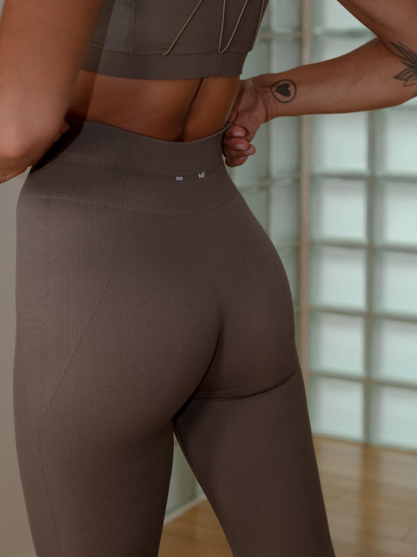 FORM SEAMLESS LEGGINGS - TAUPE