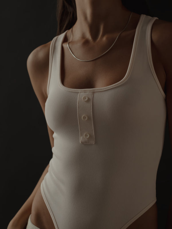 HALF BUTTON BODY - SOFT WHITE