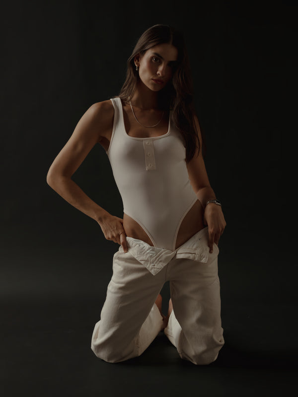 HALF BUTTON BODY - SOFT WHITE