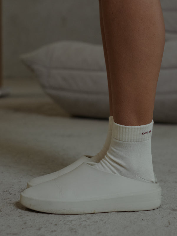 HALF ROUND SOCKS - CREAMY & RED