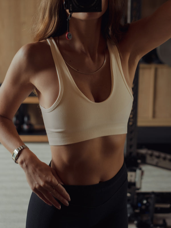 HIGH-PERFORMANCE SEAMLESS CROP TOP - VANILLA
