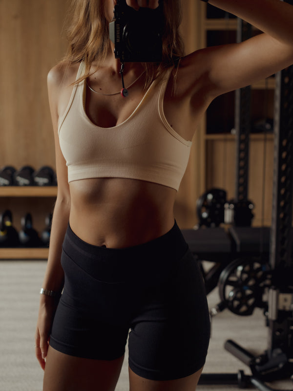 HIGH-PERFORMANCE SEAMLESS CROP TOP - VANILLA