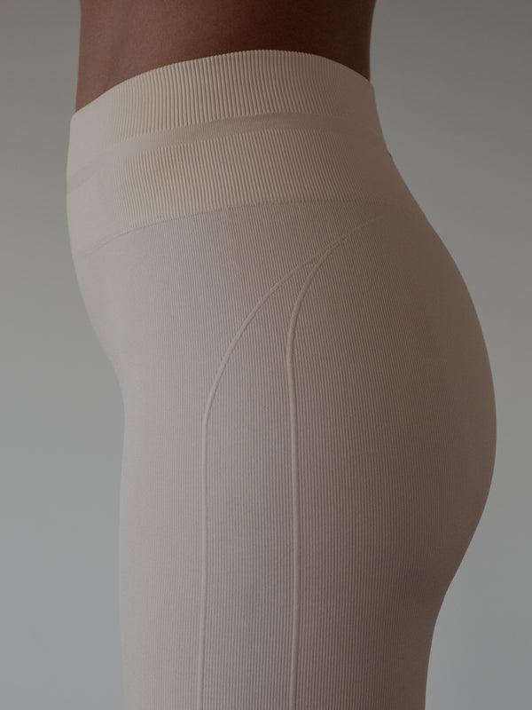 NICOLE BOOTY UP LEGGINGS - WHITE AURA