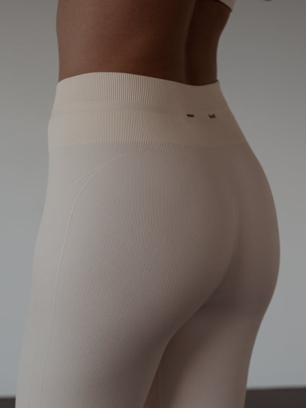 NICOLE BOOTY UP LEGGINGS - WHITE AURA