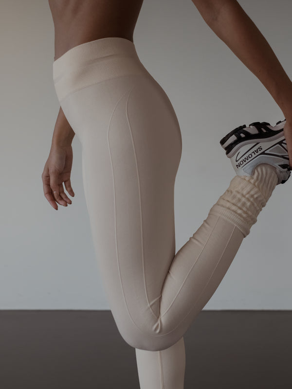 NICOLE BOOTY UP LEGGINGS - WHITE AURA