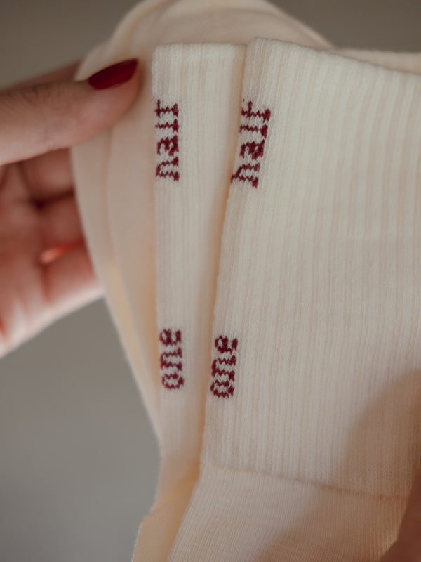 OUTLINE RIB SOCKS - CREAMY & RED