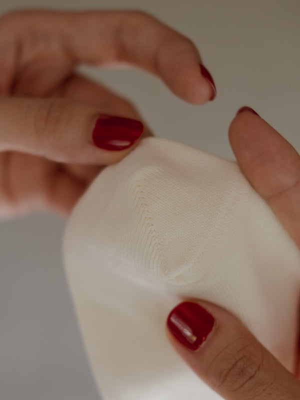 OUTLINE RIB SOCKS - CREAMY & RED