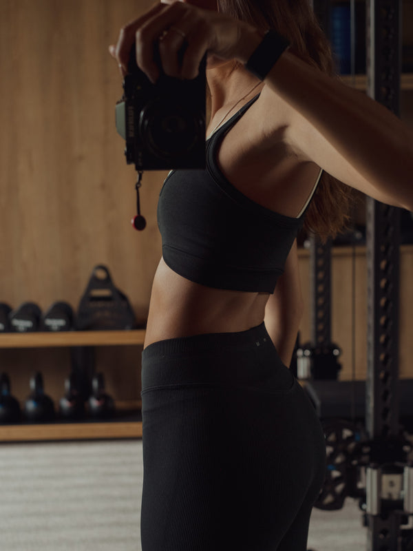 OVERLAY SEAMLESS CROP TOP - SHADOW