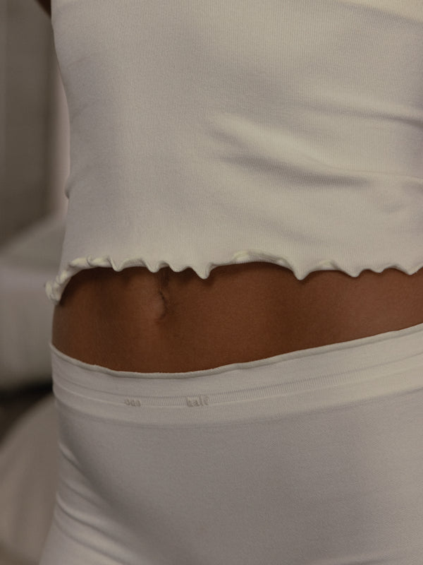 RUCHED SEAMLESS MINI BOXER - SOFT WHITE