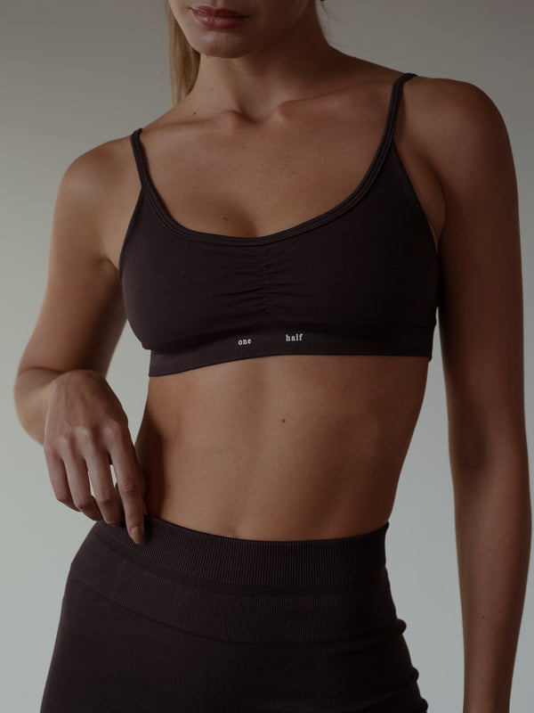SCRUNCH SEAMLESS TOP - BROWN
