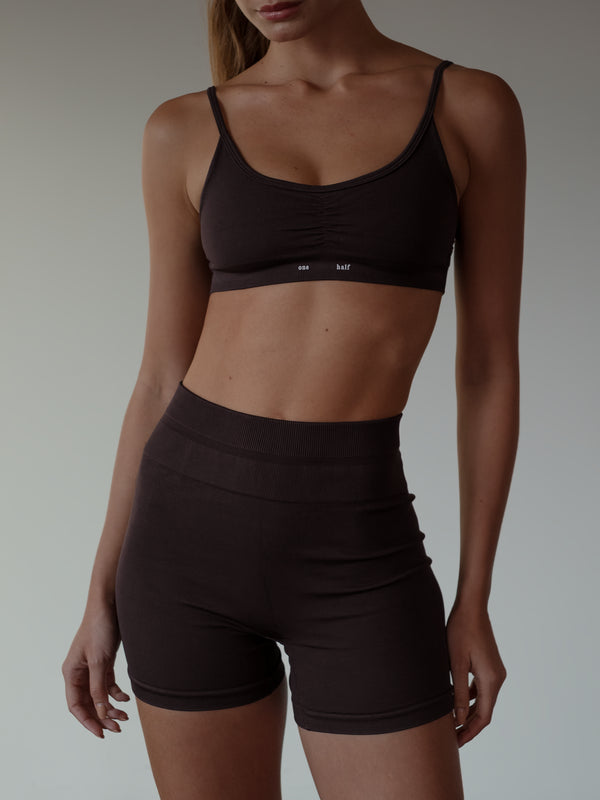 SCRUNCH SEAMLESS TOP - BROWN