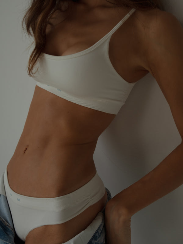 STRETCHY SEAMLESS THONG - SOFT WHITE