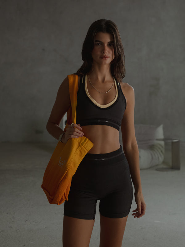 TWIST BACK LINES SEAMLESS TOP - SHADOW UNDERTONE