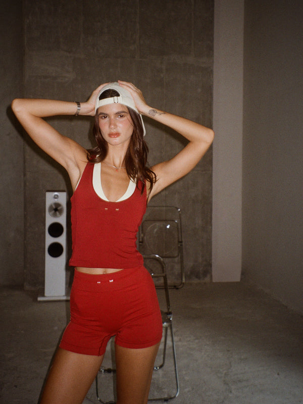 WIRED LINES SEAMLESS MINI SHORT - RED UNDERTONE