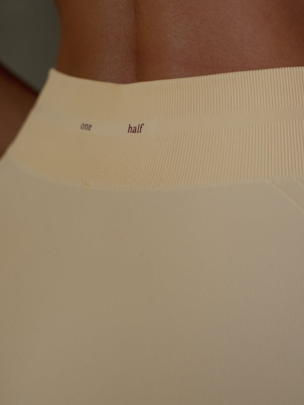 WIRED LINES SEAMLESS MINI SHORT - YELLOW UNDERTONE
